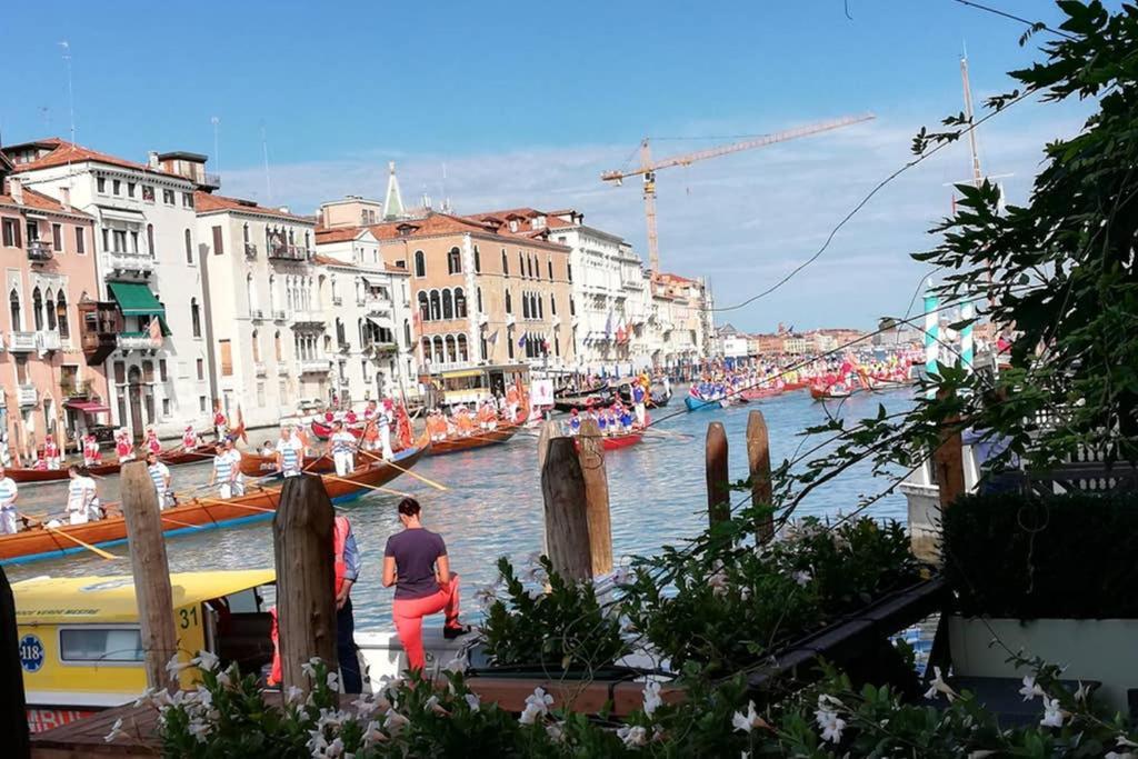 Grand Canal Next To Guggenheim Velence Kültér fotó